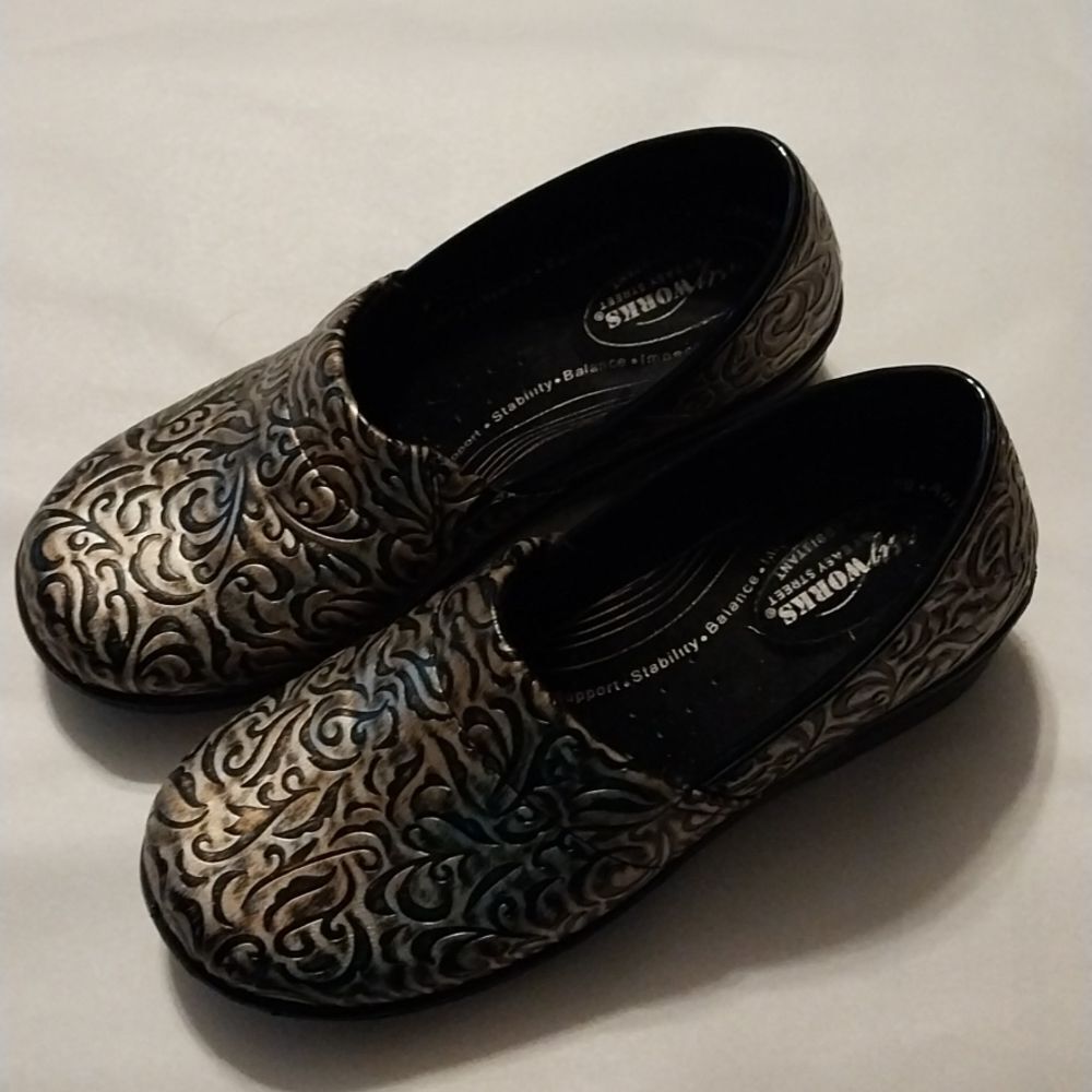 Easy Works by Easy Street clogs size 8.5M
